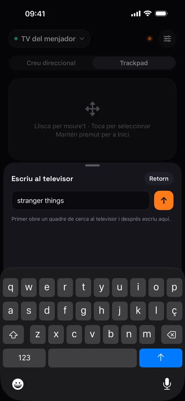 Full Escriu al televisor de Remo amb «stranger things» escrit al teclat de l'iPhone