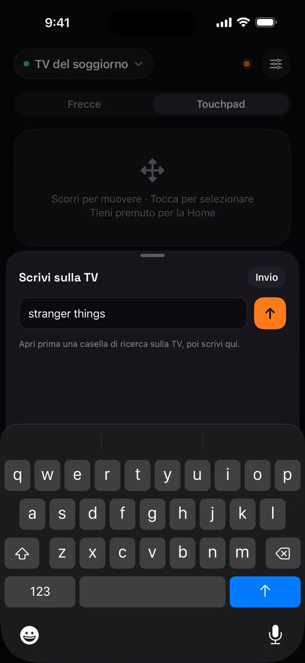 Pannello Scrivi sulla TV di Remo con «stranger things» digitato sulla tastiera dell'iPhone