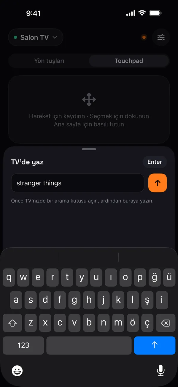 iPhone klavyesiyle “stranger things” yazılmış Remo “TV'de yaz” ekranı