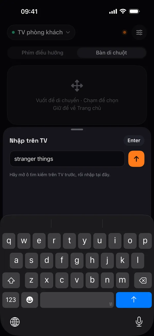 Bảng Nhập trên TV của Remo với dòng chữ “stranger things” được gõ trên bàn phím iPhone